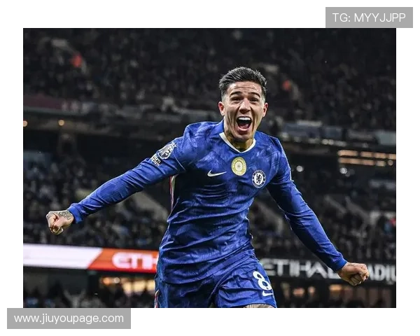 古斯托传中瞬间，恩佐机敏补射绝平曼城